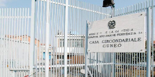 Grave aggressione nel carcere di Cuneo: agente ferito da un detenuto